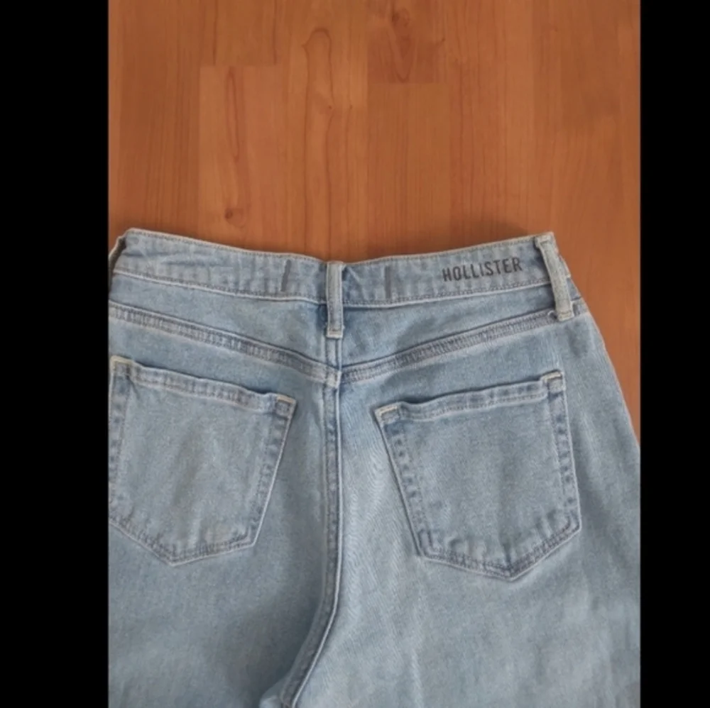 HOLLISTER Ultra High-Rise Medium Wash Doodle Mom Jeans.‎